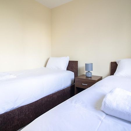 Newly Launched Two Bedroom House By Den Accommodation Short Lets & Serviced Accommodation With Garden London Luaran gambar