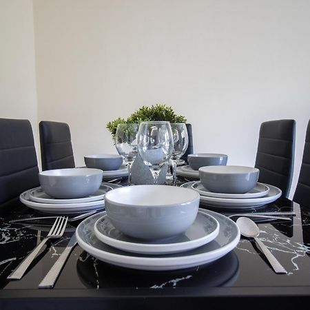 Newly Launched Two Bedroom House By Den Accommodation Short Lets & Serviced Accommodation With Garden London Luaran gambar