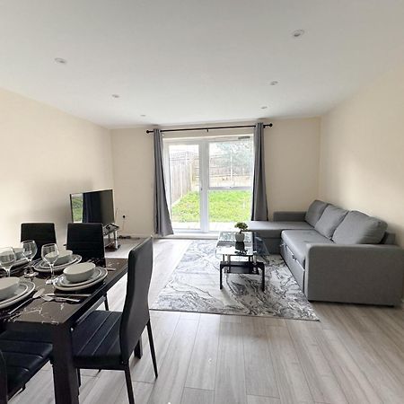 Newly Launched Two Bedroom House By Den Accommodation Short Lets & Serviced Accommodation With Garden London Luaran gambar