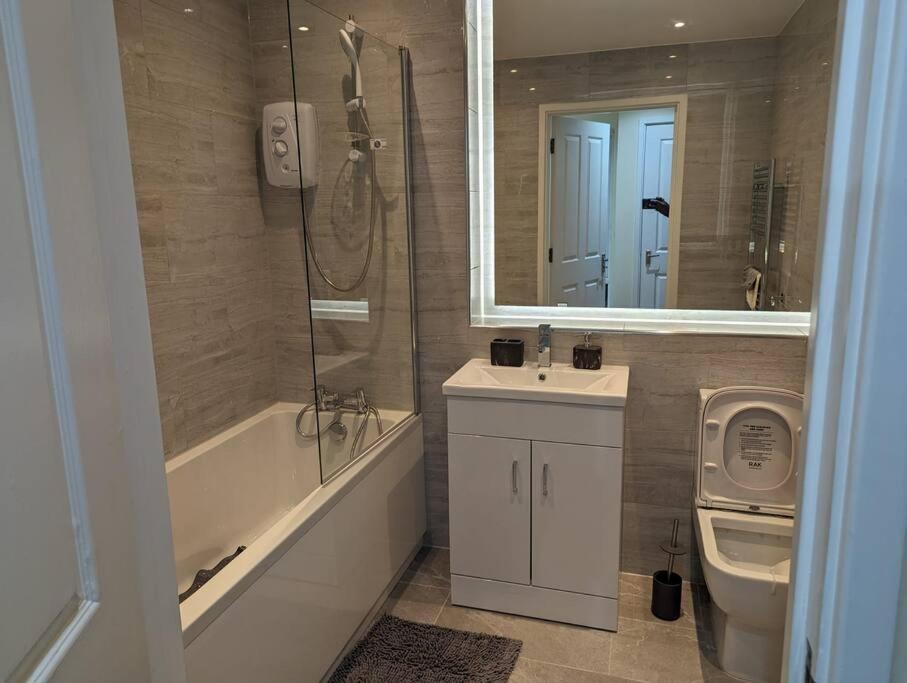 Newly Launched Two Bedroom House By Den Accommodation Short Lets & Serviced Accommodation With Garden London Luaran gambar