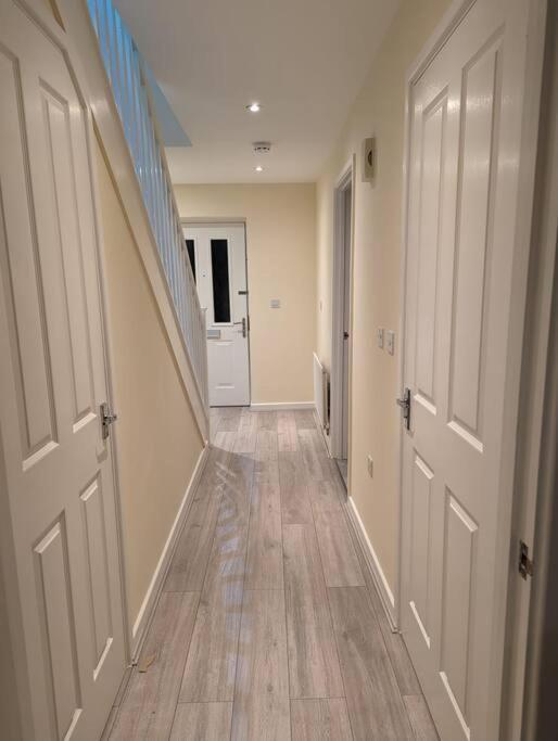 Newly Launched Two Bedroom House By Den Accommodation Short Lets & Serviced Accommodation With Garden London Luaran gambar