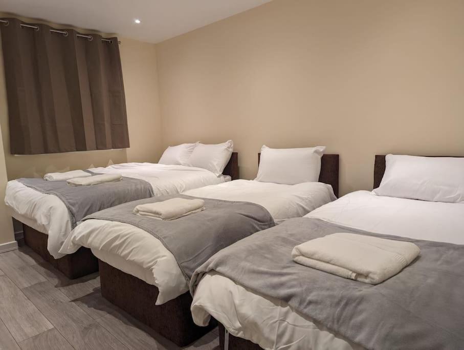 Newly Launched Two Bedroom House By Den Accommodation Short Lets & Serviced Accommodation With Garden London Luaran gambar