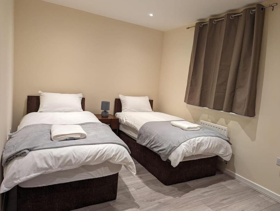 Newly Launched Two Bedroom House By Den Accommodation Short Lets & Serviced Accommodation With Garden London Luaran gambar