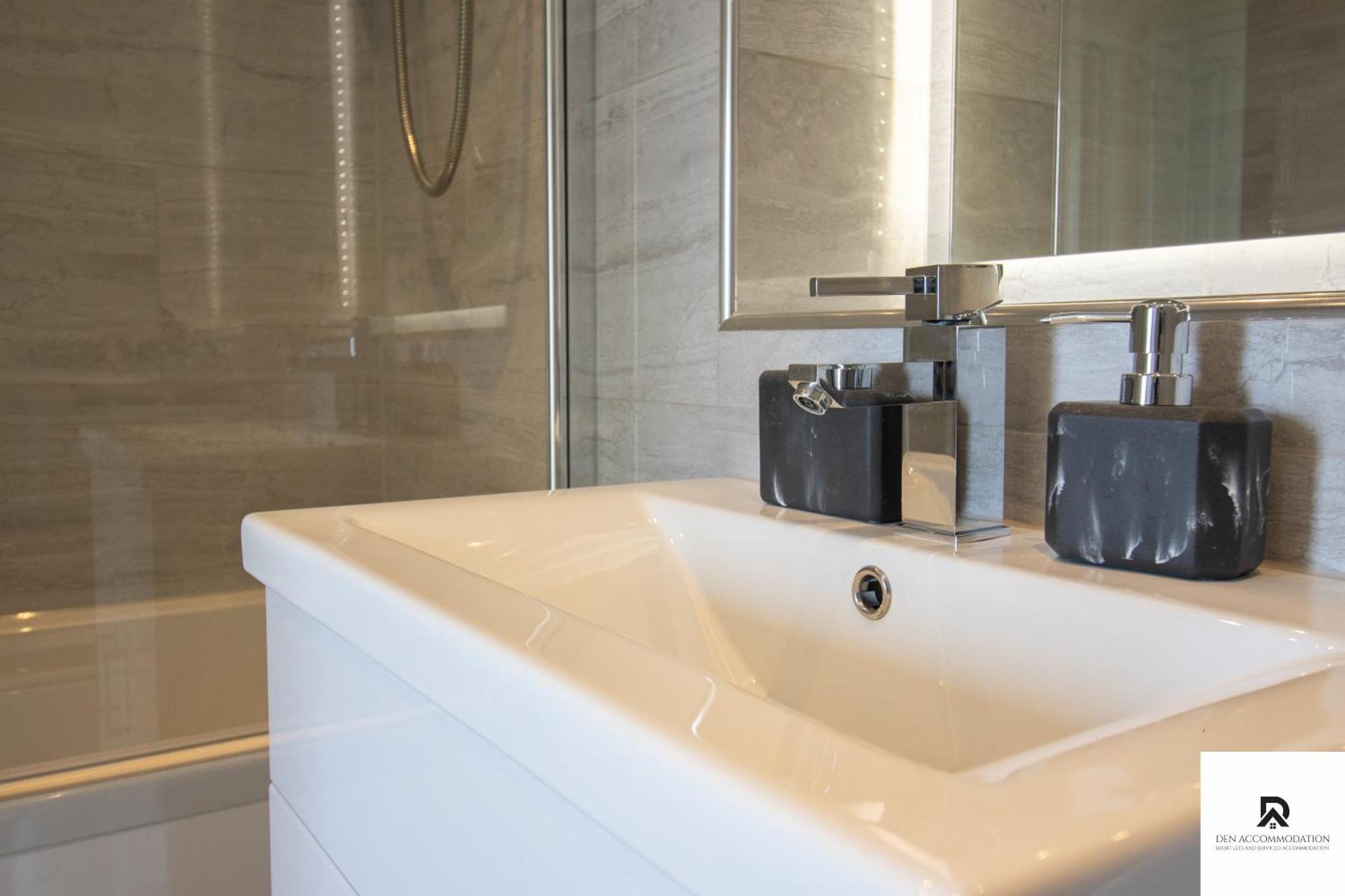 Newly Launched Two Bedroom House By Den Accommodation Short Lets & Serviced Accommodation With Garden London Luaran gambar