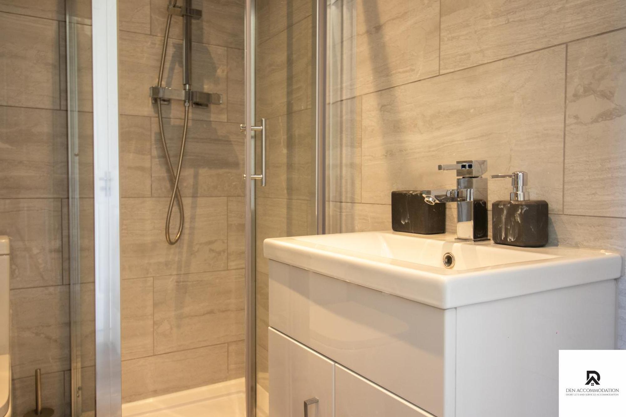 Newly Launched Two Bedroom House By Den Accommodation Short Lets & Serviced Accommodation With Garden London Luaran gambar