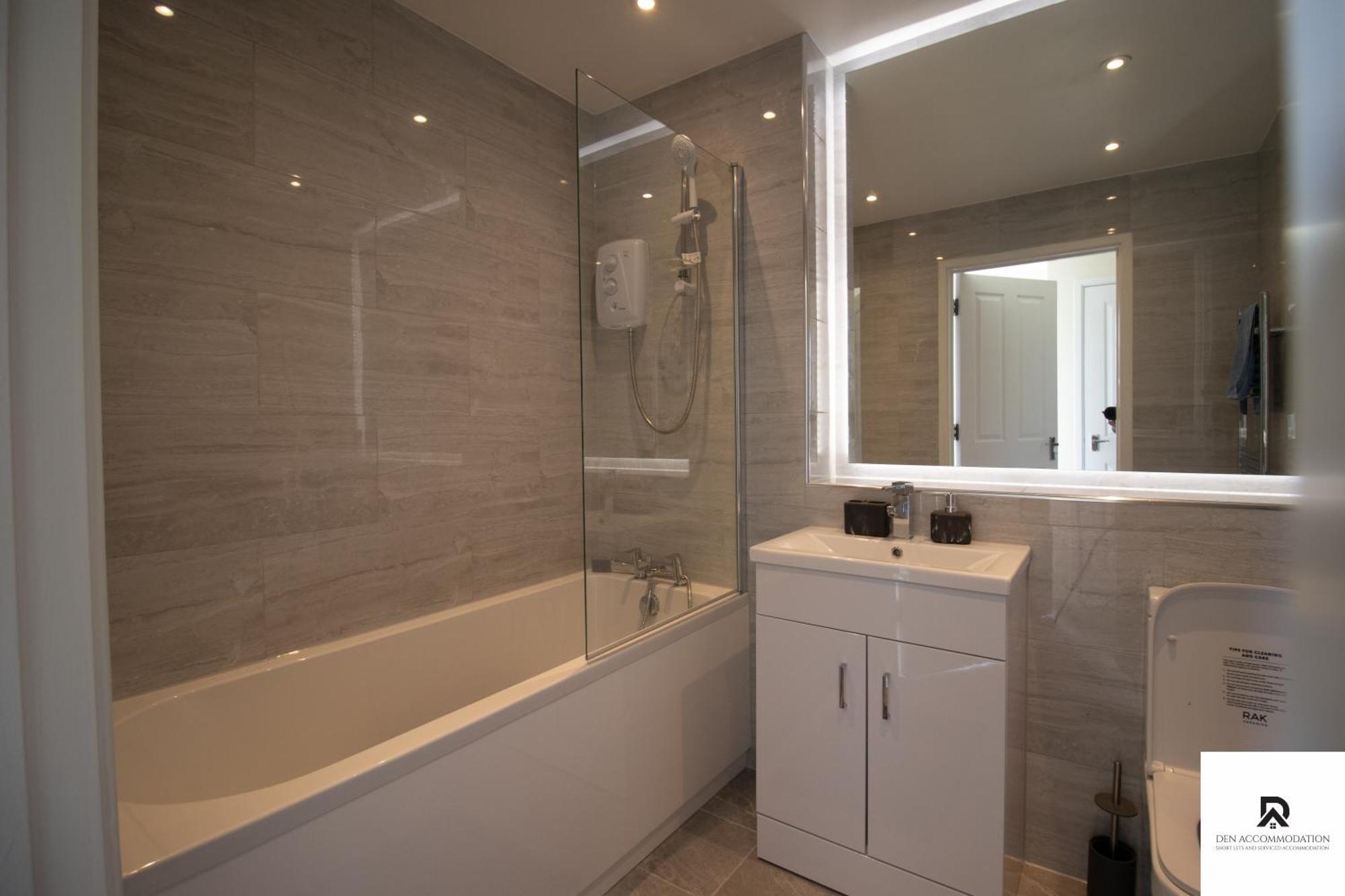 Newly Launched Two Bedroom House By Den Accommodation Short Lets & Serviced Accommodation With Garden London Luaran gambar